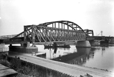 HUA-153647-Gezicht op de spoorbrug over de IJssel bij Zutphen