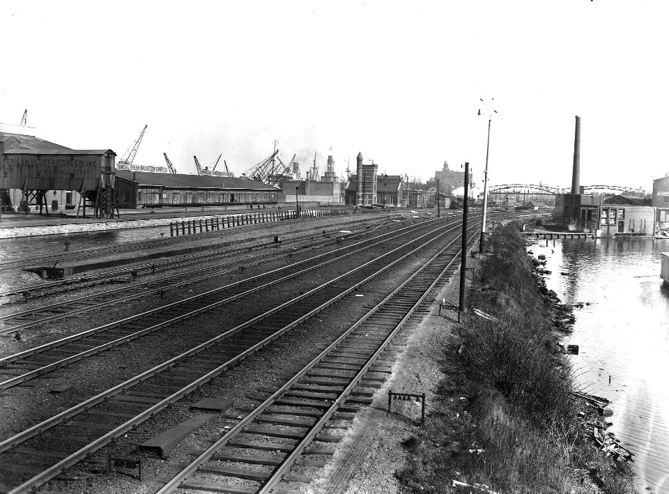 HUA-163646-Gezicht vanuit het seinhuis Post III op het spoor langs de Handelskade te Amsterdam, met geheel op de achtergrond het goederenemplacement Rietlanden. N.B. De afbeelding maakt deel uit van een serie fo