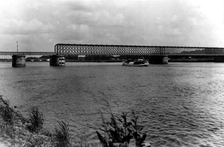 HUA-153655-Gezicht op de spoorbrug over de IJssel bij Zwolle