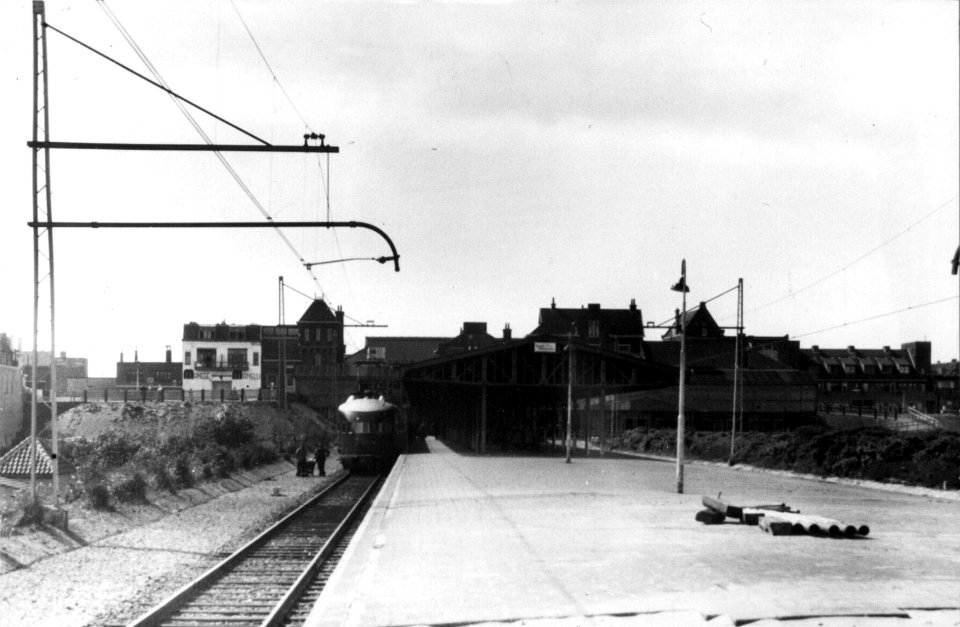 HUA-154689-Gezicht op het perron van het NS station Zandvoort aan Zee te Zandvoort aan Zee