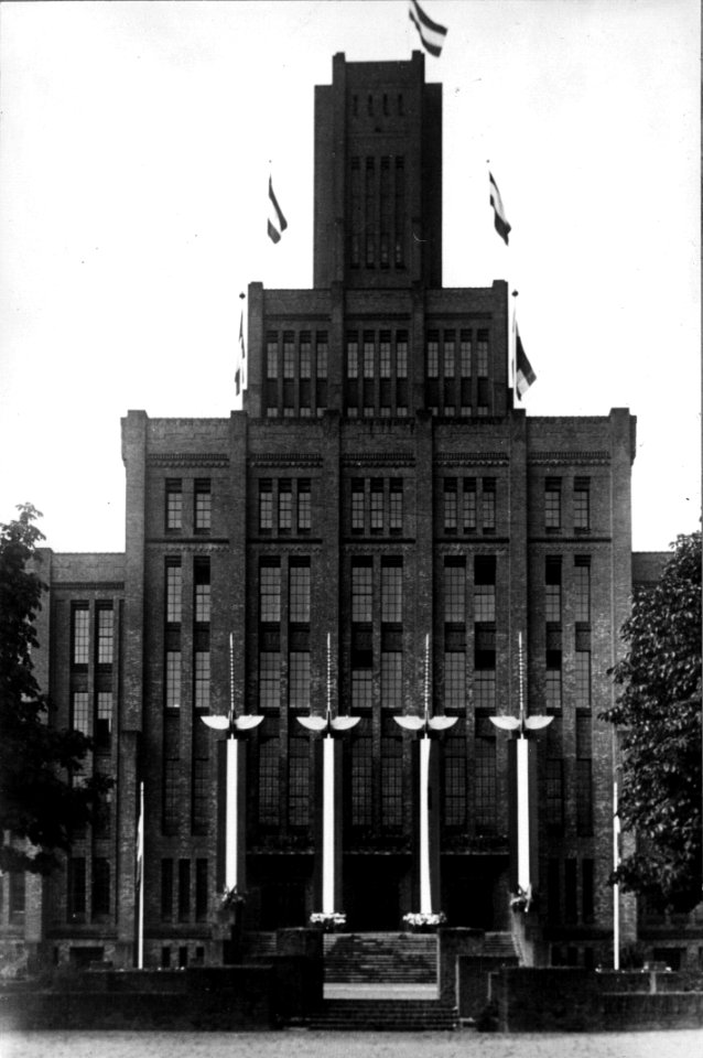 HUA-153790-Gezicht op de versierde voorgevel van het derde Administratiegebouw van de Nederlandsche Spoorwegen (Hoofdgebouw III van de Nederlandsche Spoorwegen; Moreelsepark 1) te Utrecht ter gelegenheid van het