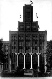 HUA-153790-Gezicht op de versierde voorgevel van het derde Administratiegebouw van de Nederlandsche Spoorwegen (Hoofdgebouw III van de Nederlandsche Spoorwegen; Moreelsepark 1) te Utrecht ter gelegenheid van het
