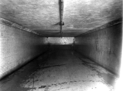 HUA-163664-Gezicht in de uit 1910 daterende voetgangerstunnel bij de Blasiusstraat te Amsterdam, bij het N.S.-station Amsterdam Weesperpoort. N.B. De afbeelding maakt deel uit van een serie foto's met betrekking