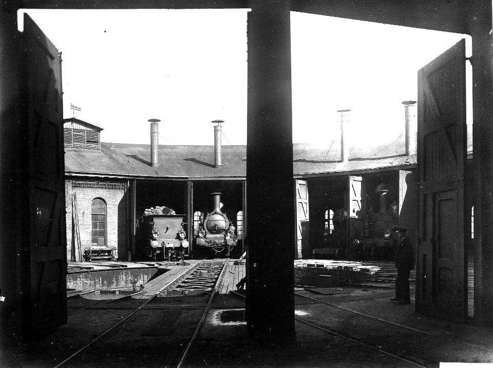 HUA-163654-Gezicht in de ronde locomotiefloods van de N.S. op het goederenemplacement Rietlanden te Amsterdam. N.B. De afbeelding maakt deel uit van een serie foto's met betrekking tot de Spoorwegwerken te Amste
