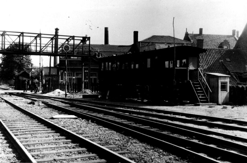 HUA-154736-Afbeelding van het seinhuis en de bewaakte overweg (voetbrug) bij het N.S.-station Tilburg te Tilburg