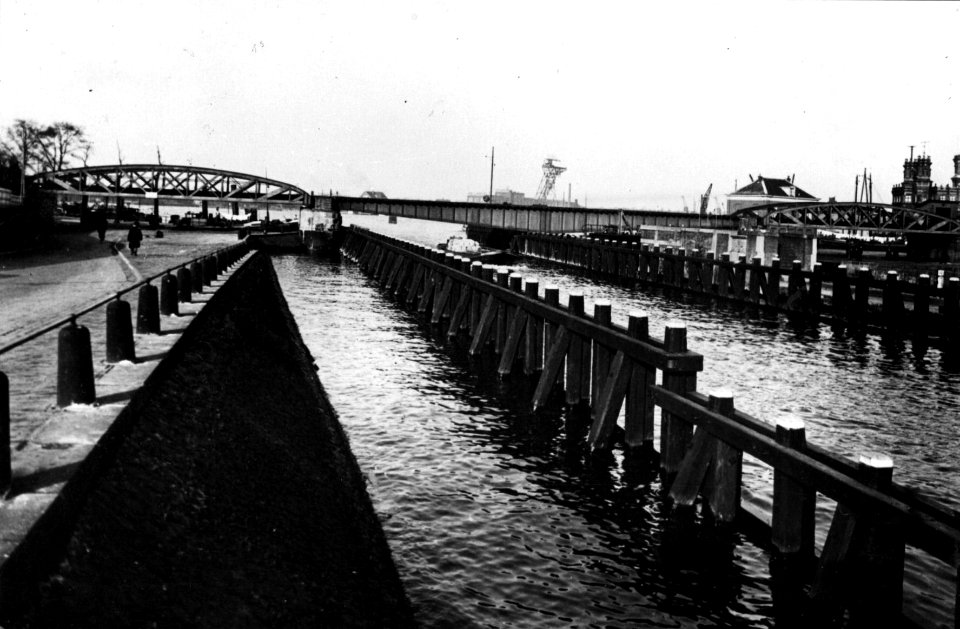 HUA-154926-Gezicht op de draaibrug over de Oosterdoksluis te Amsterdam. N.B. De afbeelding maakt deel uit van een serie foto's met betrekking tot de Spoorwegwerken te Amsterdam