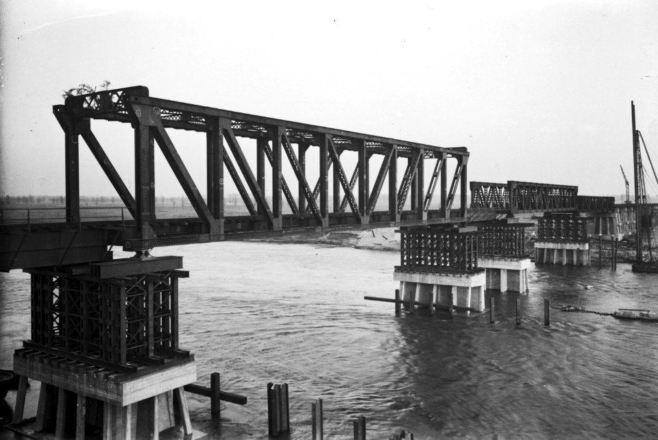 HUA-154935-Gezicht op de herstelde spoorbrug (noodbrug) over de Maas te Buggenum