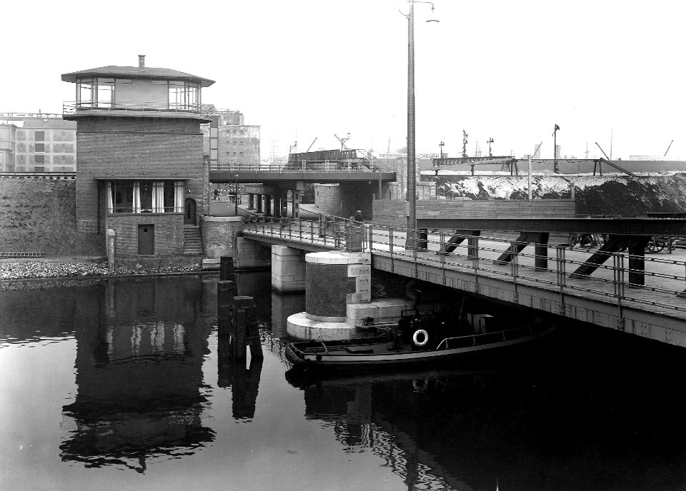 HUA-163677-Gezicht op het nieuwe spoorviaduct met seinhuis tussen het Kattenburg (Mariniersplein) en de Handelskade te Amsterdam. N.B. De afbeelding maakt deel uit van een serie foto's met betrekking tot de Spoorwegwerken te Amsterdam