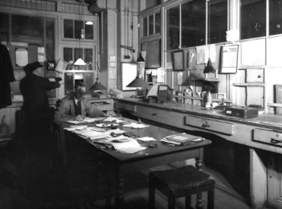 HUA-163681-Interieur van het N.S.-station Amsterdam C.S. te Amsterdam- plaatskaartenkantoor