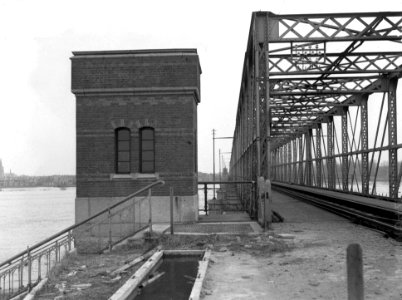 HUA-154963-Gezicht op de spoorbrug over de IJssel te Deventer