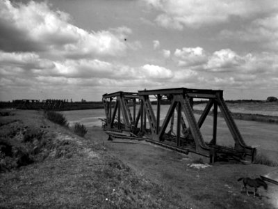 HUA-163687-Afbeelding van de restanten van de tijdens de oorlog vernielde spoorbrug over het Twentekanaal bij Eefde