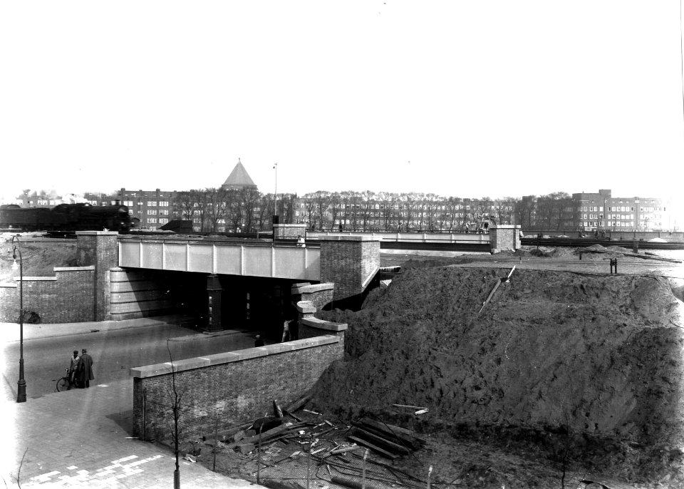 HUA-163675-Gezicht op het nieuwe spoorviaduct over de Molukkenstraat te Amsterdam. N.B. De afbeelding maakt deel uit van een serie foto's met betrekking tot de Spoorwegwerken te Amsterdam