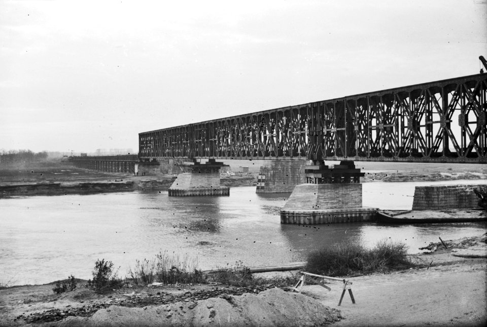 HUA-154967-Gezicht op de herstelde spoorbrug over de IJssel te Deventer