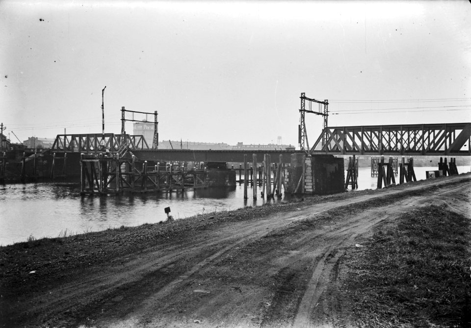HUA-154978-Gezicht op de spoorbrug over de Dieze te 's-Hertogenbosch