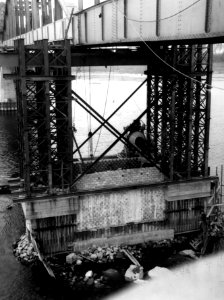 HUA-163683-Gezicht op een in aanbouw zijnde pijler van de spoorbrug over de Waal te Nijmegen tijdens het herstel van oorlogsschade van de brug