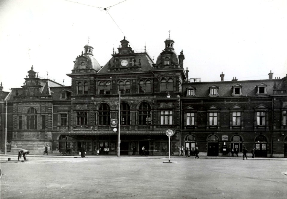 HUA-155104-Gezicht op het H.S.M.-station Den Haag H.S. te Den Haag
