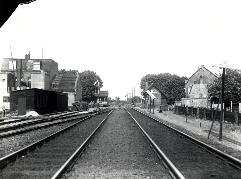HUA-163705-Gezicht op de spoorbaan te Utrecht ter hoogte van de Hogelanden OZ met de blokpost Vechtbrug Utrecht Opgaand spoor en Afgaand spoor NB De afbeelding m