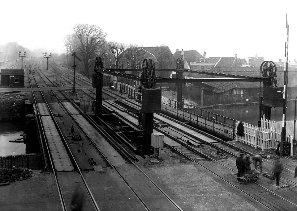 HUA-163699-Gezicht op de hulpspoorbrug over de Vaartsche Rijn te Utrecht, met op de voorgrond de spoorwegovergang in de Westerkade en links op de achtergrond Post E. N.B. De afbeelding maakt deel uit van een ser