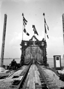 HUA-155173-Gezicht op de versierde Moerdijkbrug over het Hollands Diep kort na het herstel van oorlogsschade photo