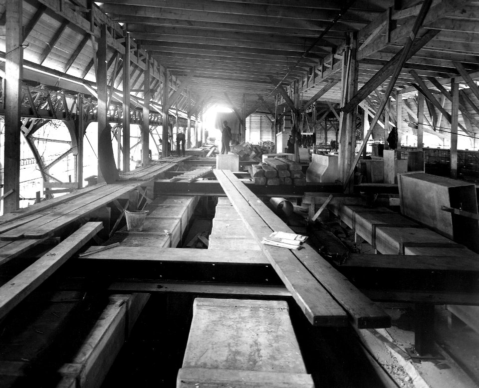 HUA-163717-Gezicht in de verdieping van het N.S.-station Utrecht C.S. te Utrecht, tijdens herstel van de schade na de brand van 17 december 1938. N.B. De afbeelding maakt deel uit van een serie foto's met betrek