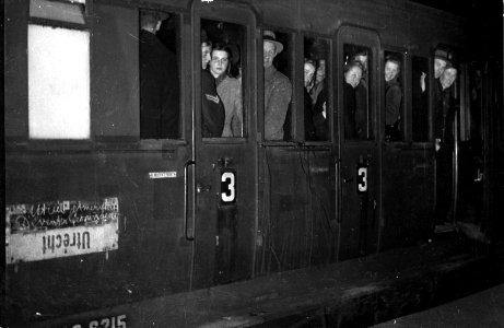 HUA-155192-Afbeelding van reizigers in een rijtuig kort na de oorlog