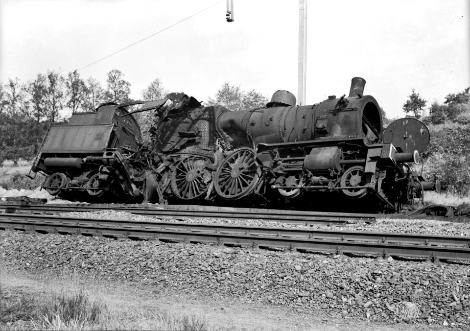 HUA-155198-Afbeelding van de tijdens de oorlog door een voltreffer geraakte stoomlocomotief nr. 6103 (serie 6100, nrs. 6101-6110) van de N.S. bij Arnhem