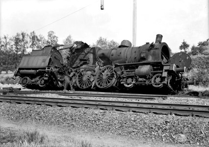 HUA-155198-Afbeelding van de tijdens de oorlog door een voltreffer geraakte stoomlocomotief nr. 6103 (serie 6100, nrs. 6101-6110) van de N.S. bij Arnhem