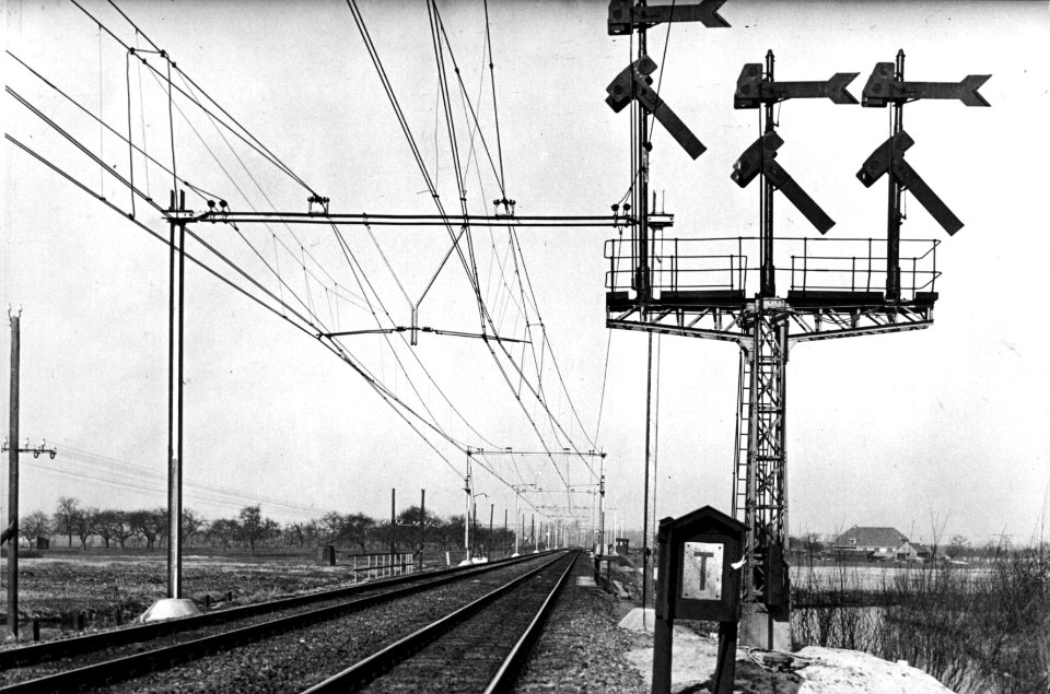 HUA-153885-Afbeelding van een meervoudig aftakkingshoofdsein met voorseinen van de N.S. langs de spoorlijn Utrecht-Geldermalsen te Utrecht, nabij Lunetten