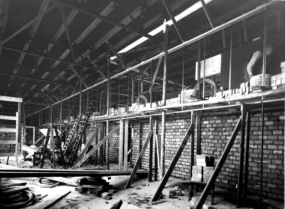 HUA-163733-Interieur van het N.S.-station Utrecht C.S. te Utrecht, tijdens herstel van de schade na de brand van 17 december 1938. N.B. De afbeelding maakt deel uit van een serie foto's met betrekking tot de Spo