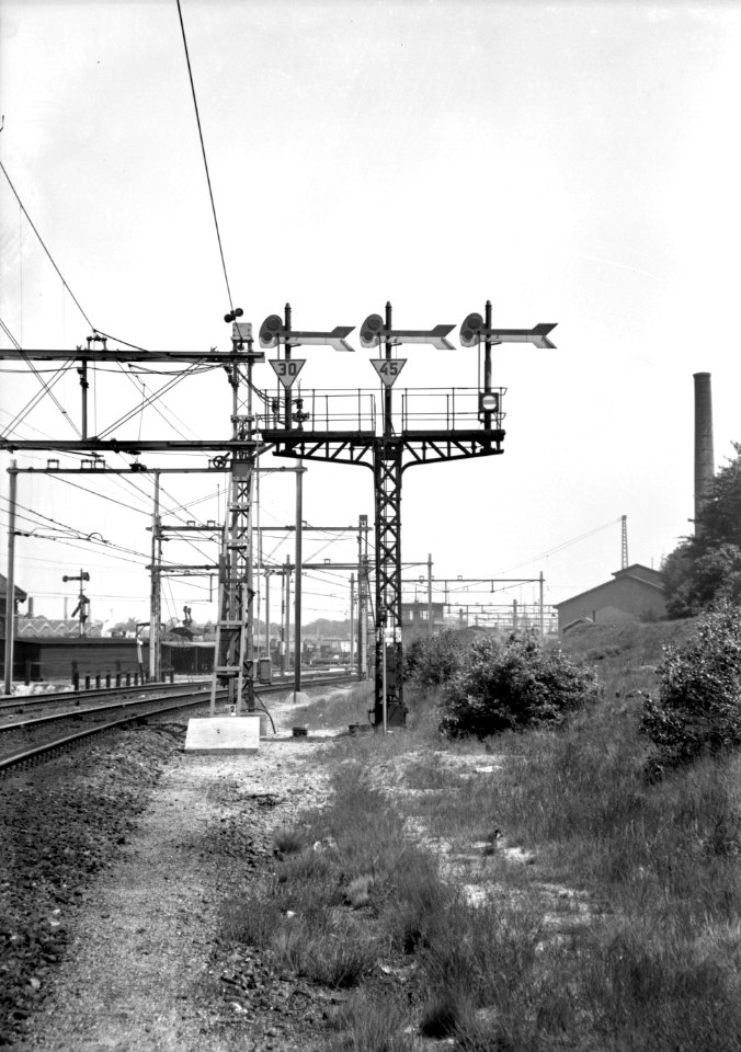 HUA-153889-Afbeelding van een drievoudig vertakkingssein van de N.S. met snelheidsbeperkingsborden aan de westzijde van het N.S.-station Amersfoort te Amersfoort