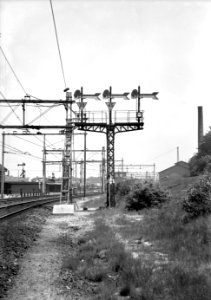 HUA-153889-Afbeelding van een drievoudig vertakkingssein van de N.S. met snelheidsbeperkingsborden aan de westzijde van het N.S.-station Amersfoort te Amersfoort