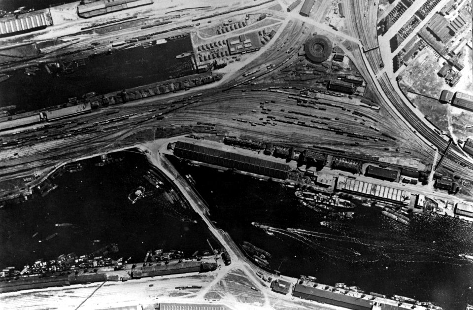HUA-155216-Luchtfoto van het emplacement Amsterdam Rietlanden te Amsterdam met rechtsboven de ronde locomotiefloods