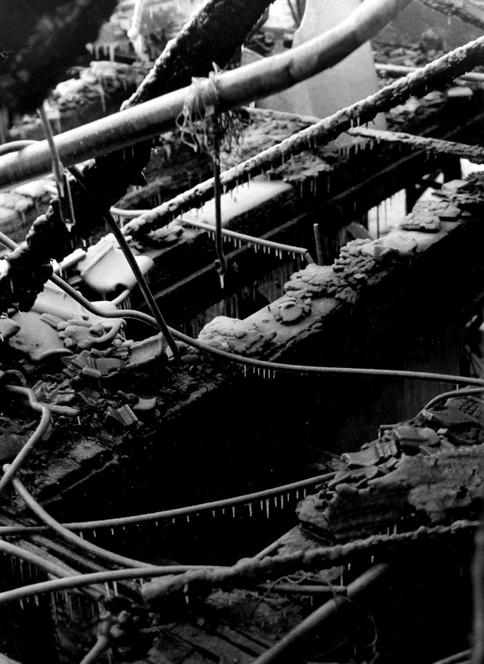 HUA-163737-Detail van het N.S.-station Utrecht C.S. te Utrecht, na de brand van 17 december 1938. N.B. De afbeelding maakt deel uit van een serie foto's met betrekking tot de Spoorwegwerken te Utrecht