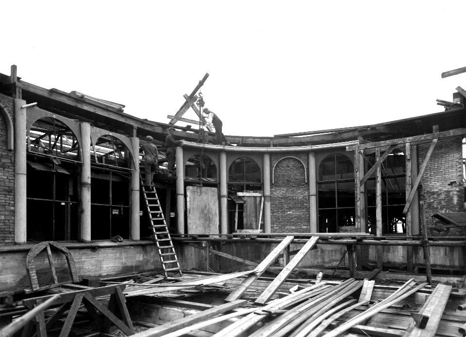 HUA-163727-Gezicht op een gedeelte van het N.S.-station Utrecht C.S. te Utrecht, tijdens herstel van de schade na de brand van 17 december 1938. N.B. De afbeelding maakt deel uit van een serie foto's met betrekk
