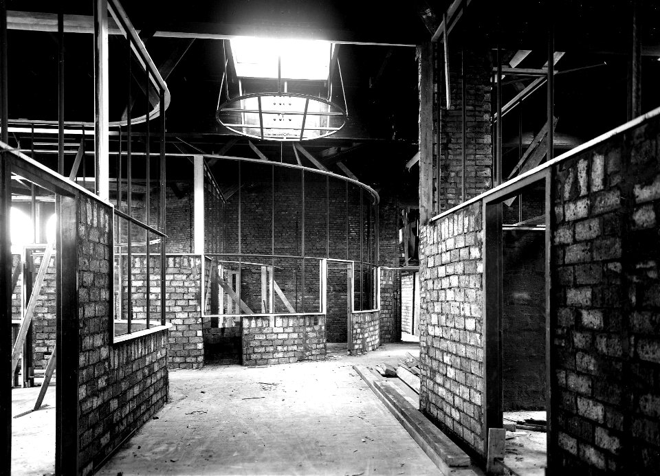 HUA-163735-Interieur van het N.S.-station Utrecht C.S. te Utrecht, tijdens herstel van de schade na de brand van 17 december 1938. N.B. De afbeelding maakt deel uit van een serie foto's met betrekking tot de Spo