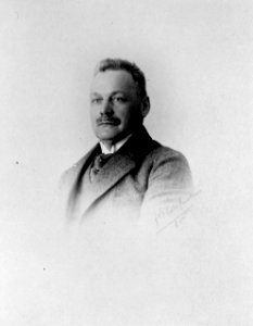 HUA-164014-Portret van ir. Van Driel van Wageningen, chef van de dienst Seinwezen van de H.S.M. (later N.S.)
