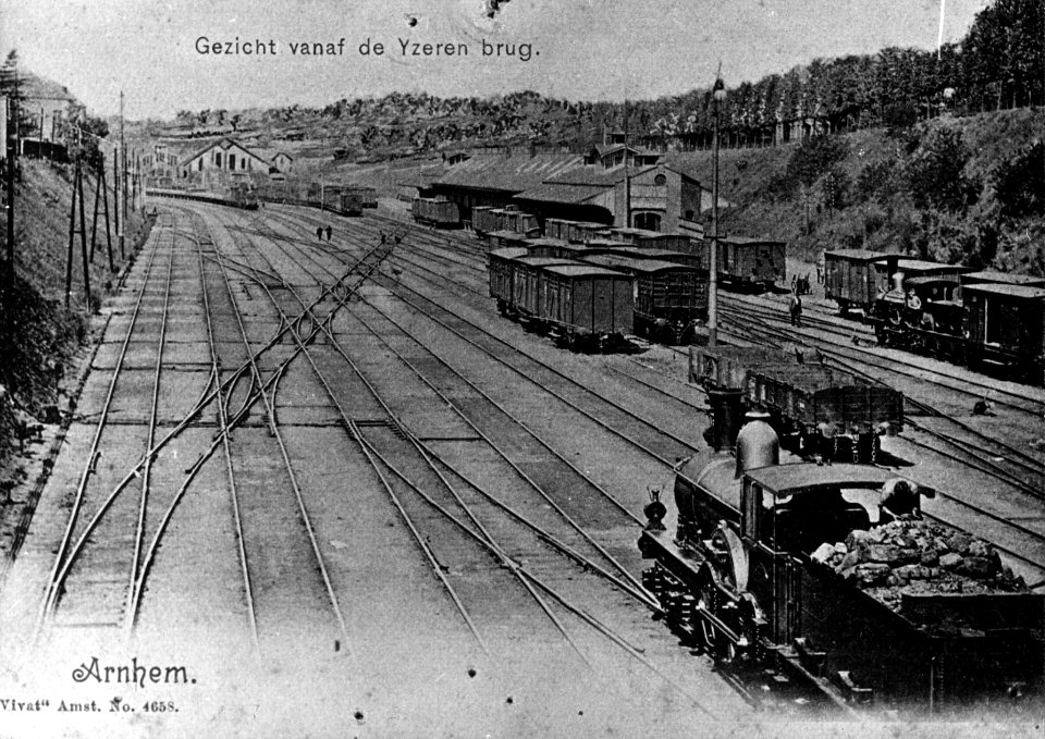 HUA-155230-Gezicht op het emplacement aan de westzijde van het station Arnhem van de Staatsspoorwegen te Arnhem
