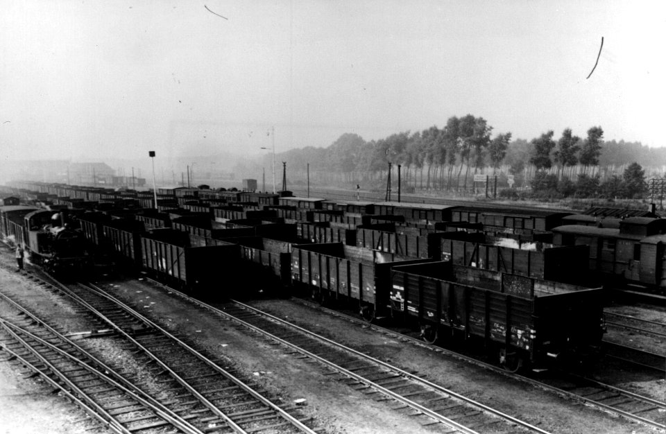 HUA-155234-Gezicht op het emplacement aan de oostzijde van het N.S.-station Eindhoven te Eindhoven