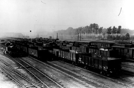 HUA-155234-Gezicht op het emplacement aan de oostzijde van het N.S.-station Eindhoven te Eindhoven
