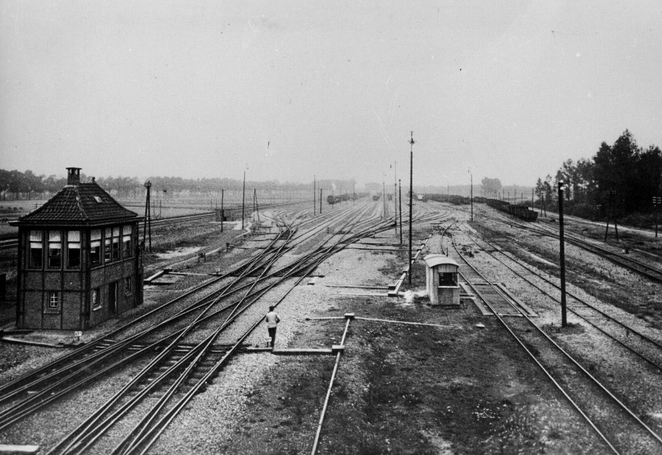 HUA-155241-Gezicht op het rangeerterrein te Susteren met links het seinhuis
