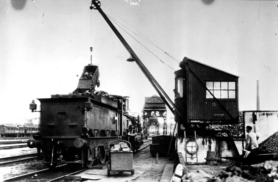 HUA-155256-Afbeelding van een stoomlocomotief uit de serie 1701-1835 van de N.S. tijdens het kolenladen in het depot te Eindhoven