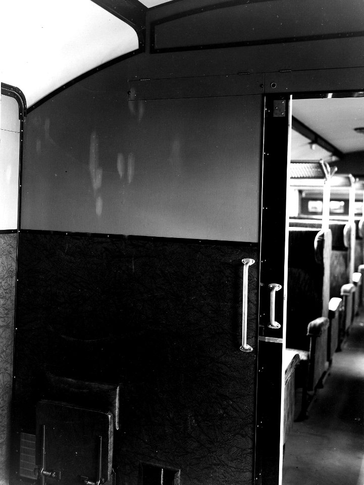 HUA-164236-Interieur van een diesel electrisch treinstel DE 3 serie 11 50 van de NS wand op één van de balkons met schuifdeur en klapzitting