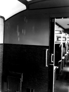 HUA-164236-Interieur van een diesel electrisch treinstel DE 3 serie 11 50 van de NS wand op één van de balkons met schuifdeur en klapzitting