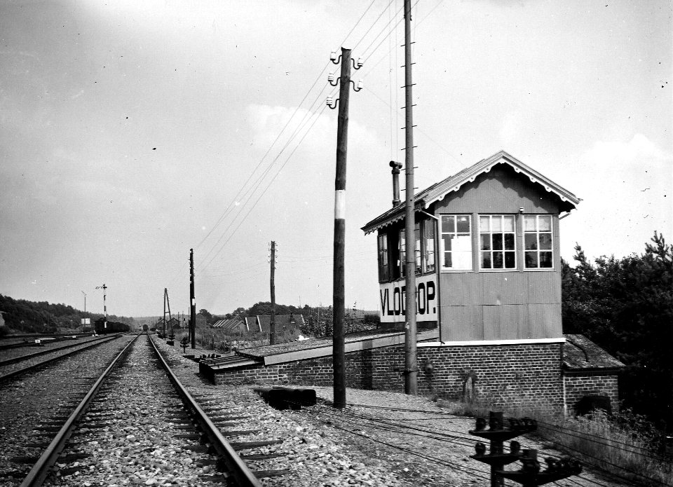 HUA-164224-Gezicht op het seinhuis aan de westzijde van het N.S.-station Vlodrop te Vlodrop, met links op de achtergrond het emplacement en het stationsgebouw