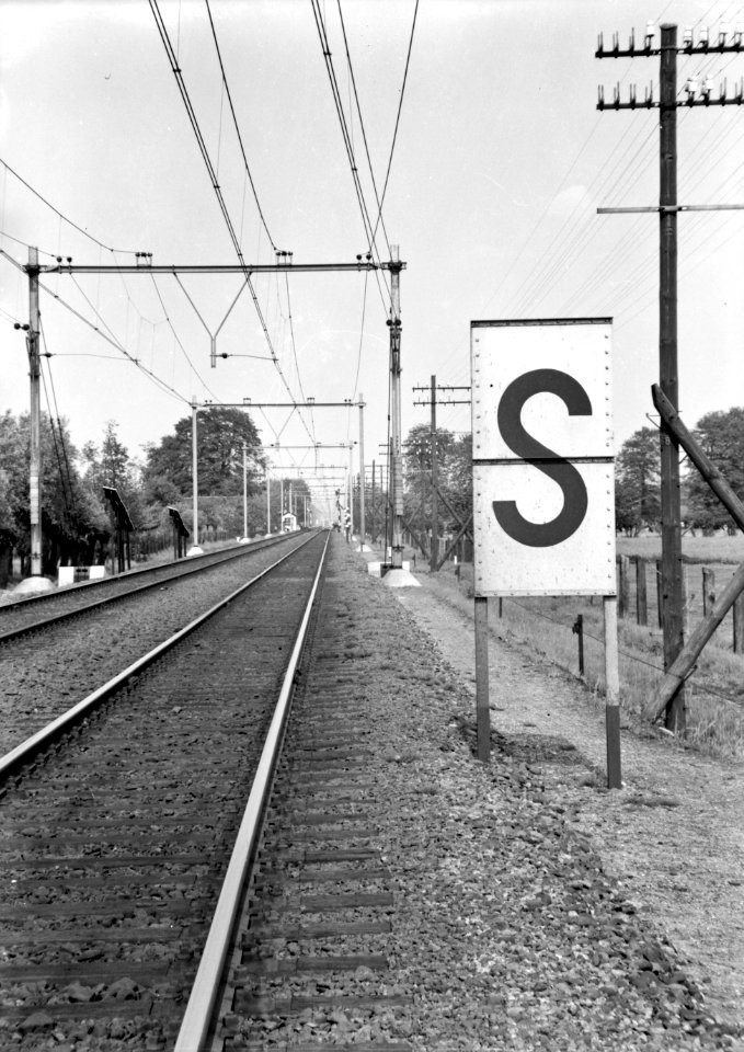 HUA-153934-Afbeelding van een 'verkenbord' (S-bord, trein nadert stopplaats) van de N.S