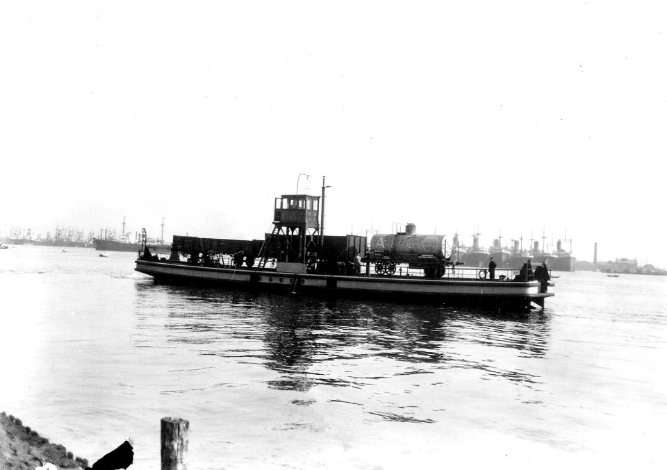 HUA-164242-Afbeelding van de spoorpont van NS voor het overzetten van goederenwagens naar en van het goederenstation Rietlanden te Amsterdam