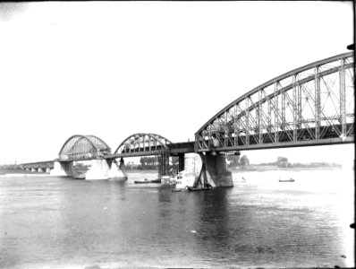 HUA-164229-Gezicht op de spoorbrug over de Waal te Nijmegen, met de tijdelijke middenoverspanning