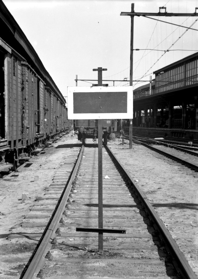 HUA-153938-Afbeelding van een stopbord afsluitbord voor bezet spoor of niet berijdbaar wissel