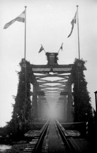 HUA-164248-Gezicht op de herstelde (tijdelijke) spoorbrug over de Waal te Zaltbommel, met versieringen vanwege de feestelijke ingebruikname van de brug