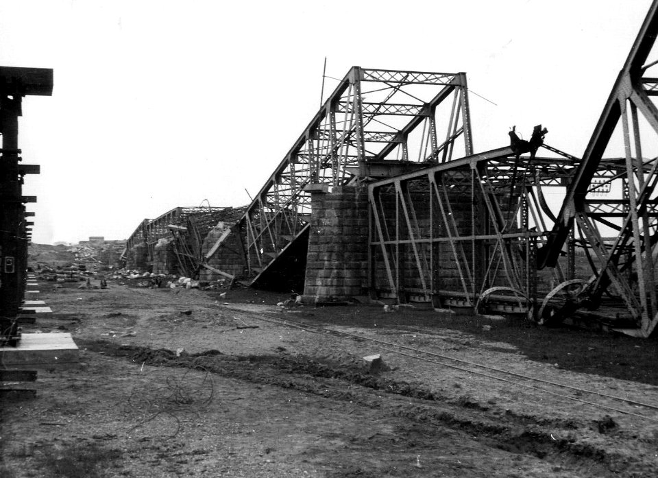 HUA-164259-Gezicht op de tijdens de oorlog vernielde spoorbrug over de IJssel te Deventer